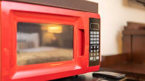 Deluxe Room, 1 King Bed | Microwave