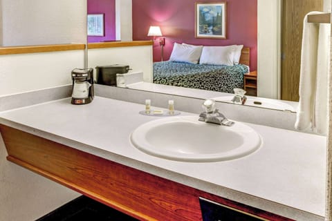 In-room safe, desk, WiFi, bed sheets