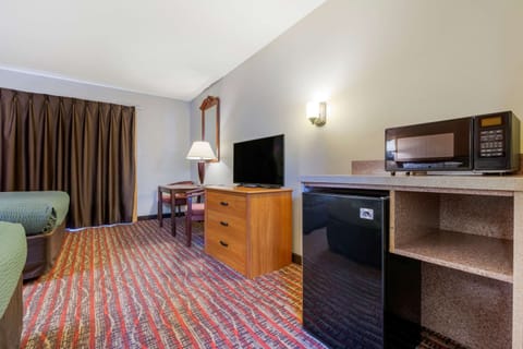Standard Room, 2 Queen Beds, Non Smoking | Laptop workspace, blackout drapes, free WiFi, bed sheets