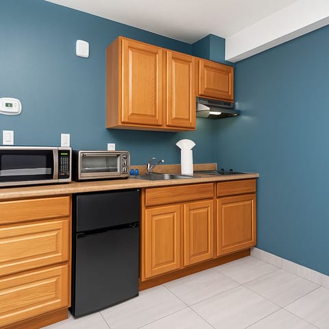 Suite, Kitchenette | Private kitchenette | Fridge, microwave, stovetop, coffee/tea maker