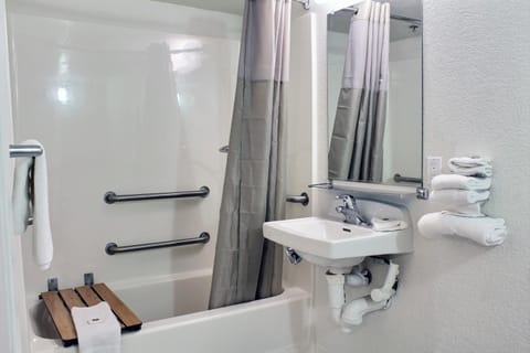 Combined shower/tub, towels