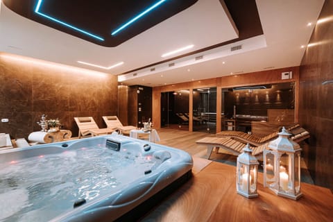 Indoor spa tub