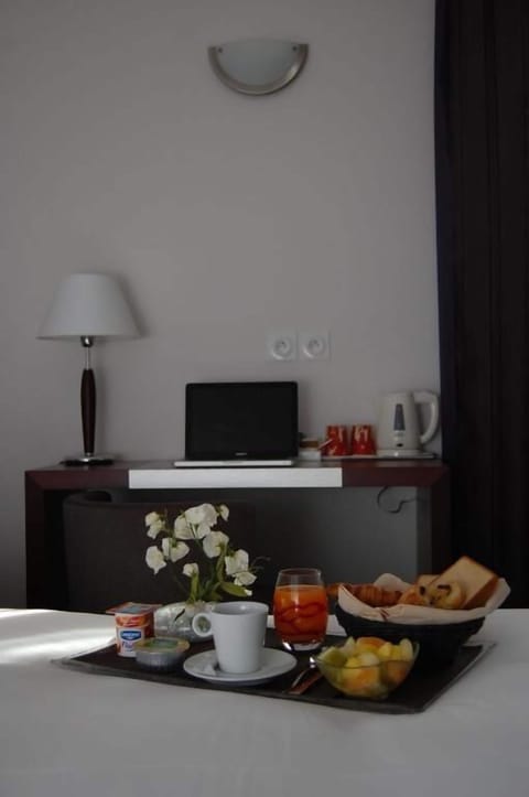 Premium bedding, in-room safe, laptop workspace, blackout drapes