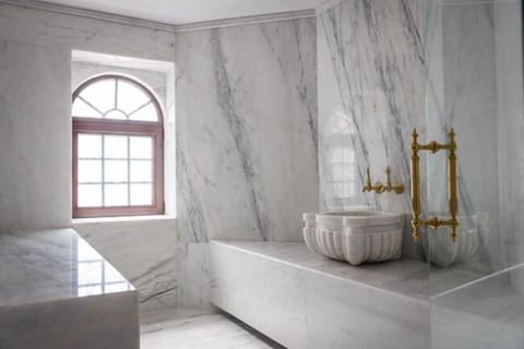 Deluxe Double Room | Bathroom | Shower, rainfall showerhead, free toiletries, hair dryer