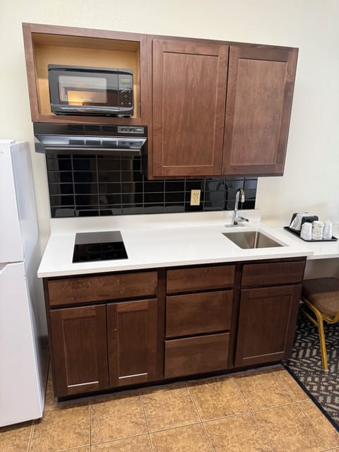 1 Queen Bed with Kitchenette Non-Smoking | Desk, laptop workspace, free WiFi, bed sheets