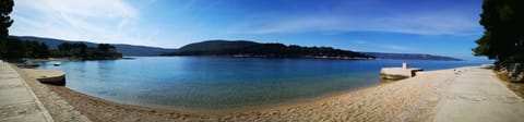 Beach nearby, white sand, 3 beach bars