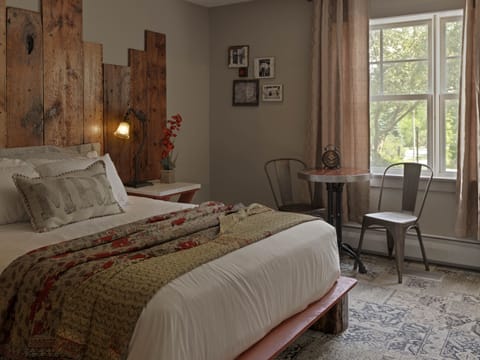 Longhouse: 1 Queen 4 Single | Free WiFi