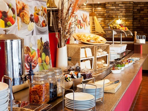 Daily buffet breakfast for a fee