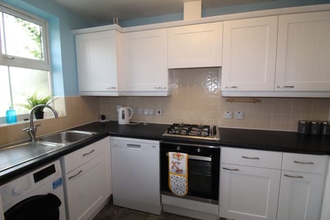 Room | Private kitchen | Full-size fridge, microwave, oven, cookware/dishes/utensils