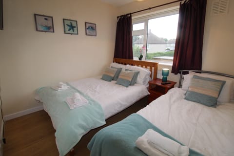 House | 5 bedrooms, blackout drapes, iron/ironing board, free WiFi