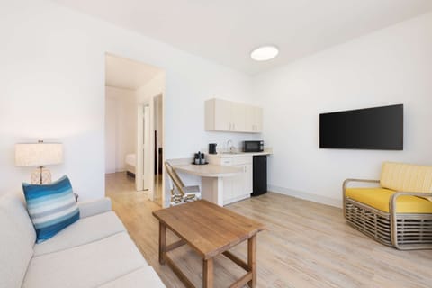 Hypo-allergenic bedding, in-room safe, desk, laptop workspace