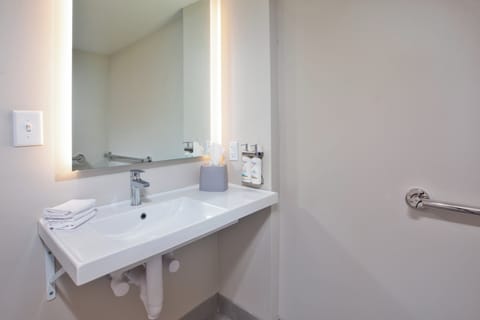 Combined shower/tub, deep soaking tub, free toiletries, hair dryer