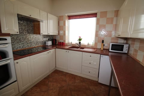 House | Private kitchen | Microwave, oven, toaster