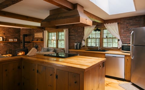 House, 4 Bedrooms | Private kitchen | Fridge, oven, coffee/tea maker, toaster