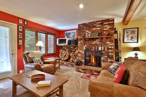 Condo, 2 Bedrooms | Living area