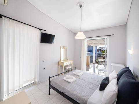 Superior Room, 1 Queen Bed | Free WiFi, bed sheets