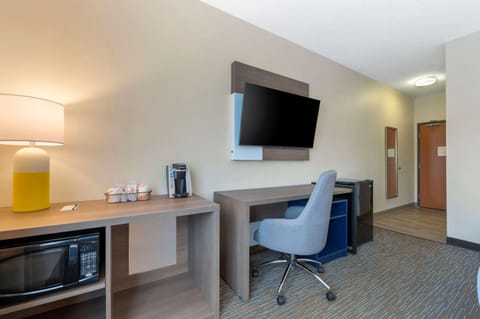 Desk, blackout drapes, iron/ironing board, free WiFi