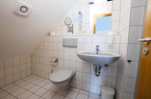 Single Room | Bathroom | Shower, rainfall showerhead, hair dryer, towels