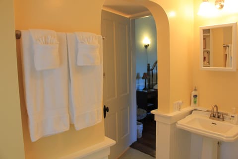 Room, 1 Queen Bed (Miss Elsie) | Bathroom amenities | Shower, free toiletries, hair dryer, electronic bidet