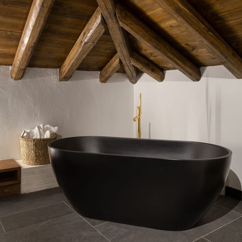 Split-Level Suite with Outdoor Hot Tub - Mountain & Sea View | Premium bedding, down comforters, minibar, in-room safe