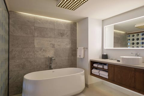 Combined shower/tub, deep soaking tub, designer toiletries, hair dryer
