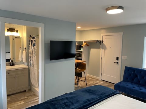 Comfort Room | Premium bedding, down comforters, memory foam beds, desk