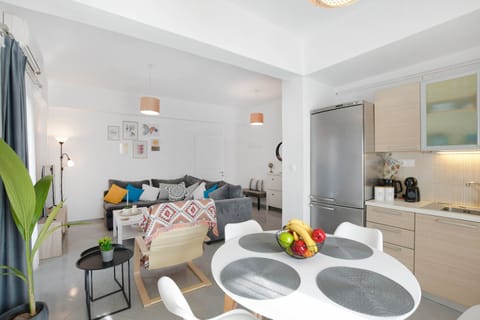 Full-size fridge, microwave, oven, dishwasher
