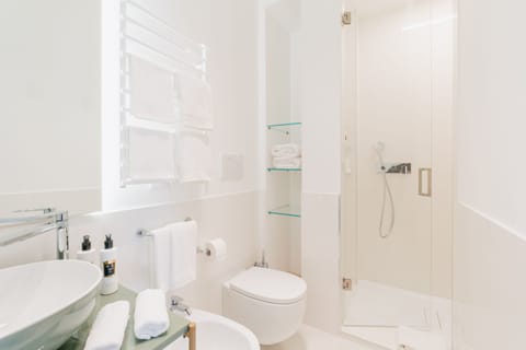 Executive Studio Suite, Sea View | Bathroom | Rainfall showerhead, hair dryer, bathrobes, slippers