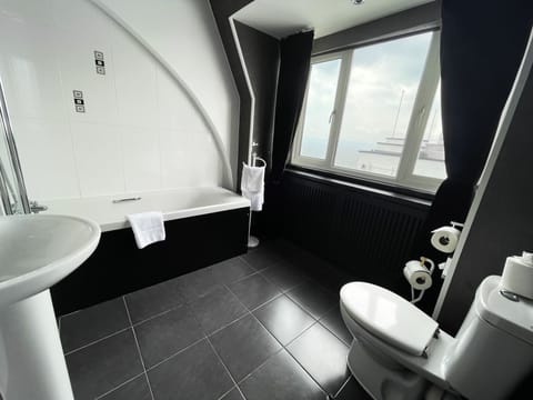 Standard Double Room | Bathroom | Combined shower/tub, free toiletries, hair dryer, towels