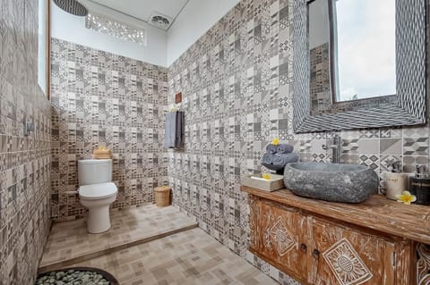 Shower, rainfall showerhead, free toiletries, hair dryer