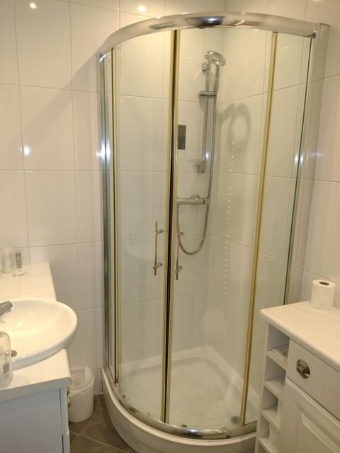 Double Room, Ensuite (Ground Floor ) | Bathroom | Shower, free toiletries, hair dryer, towels