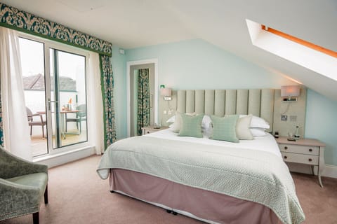 Signature Penthouse | Egyptian cotton sheets, in-room safe, individually decorated, desk