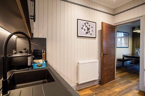 Deluxe Apartment | Egyptian cotton sheets, in-room safe, individually decorated, desk