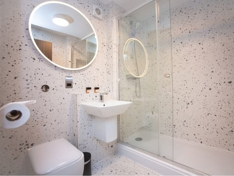 Signature Room | Bathroom | Combined shower/tub, free toiletries, towels