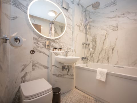 Signature Room | Bathroom | Combined shower/tub, free toiletries, towels