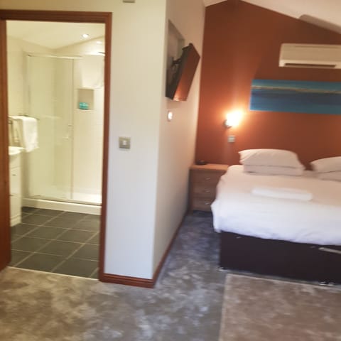 Log Cabin Twin | Bathroom | Free toiletries, hair dryer, towels, soap