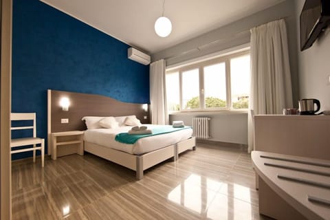 City Room | Hypo-allergenic bedding, down comforters, minibar, in-room safe