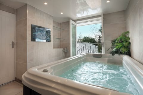 Deluxe Double Room (The Camellia Room) | Bathroom | Designer toiletries, hair dryer, bathrobes, towels