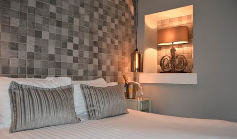 Snug Double | Hypo-allergenic bedding, in-room safe, desk, iron/ironing board