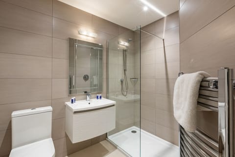 Ground Floor Double | Bathroom | Free toiletries, hair dryer, bathrobes, slippers