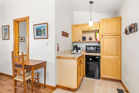 Romantic Cabin | Private kitchen | Mini-fridge, microwave, coffee/tea maker, toaster