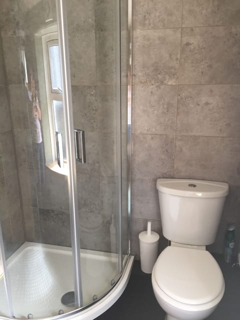 Deluxe Double Room | Bathroom shower
