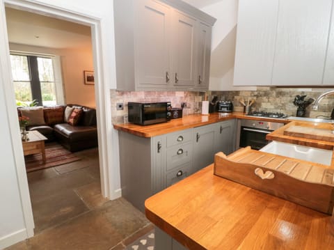 Cottage | Private kitchen | Fridge, dishwasher, electric kettle, toaster