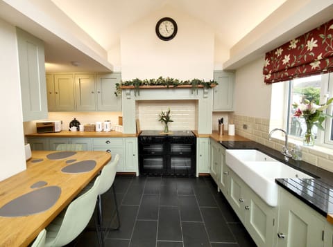 Cottage | Private kitchen | Fridge, dishwasher, electric kettle, toaster