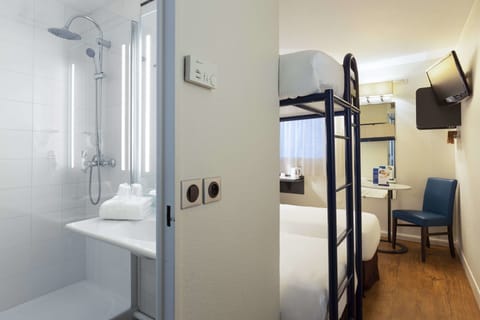 Standard Room, 3 Twin Beds | Desk, free WiFi, bed sheets