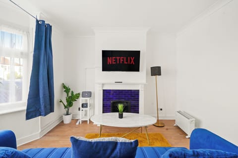 Apartment, 3 Bedrooms | Living room