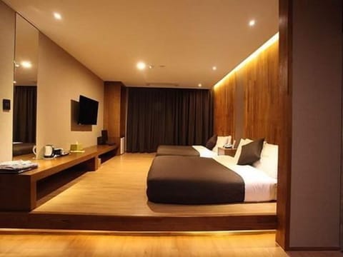 Deluxe Twin Room | Desk, free WiFi, bed sheets