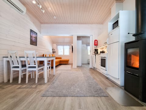 Superior Cottage | 1 bedroom, desk, cribs/infant beds, free WiFi