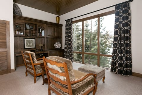 Suite, 3 Bedrooms | Dining