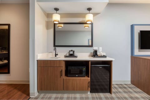 Suite, 1 King Bed, Non Smoking | Desk, laptop workspace, soundproofing, iron/ironing board